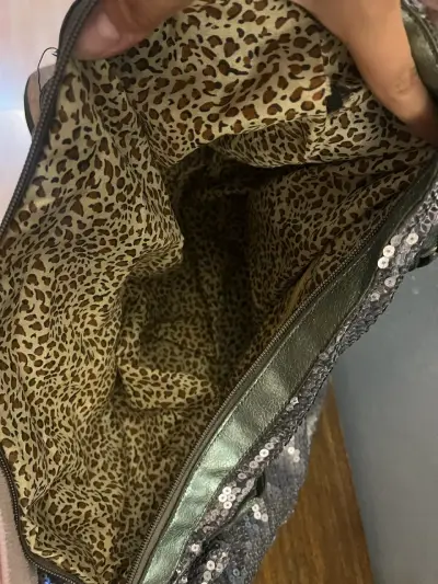 Bolso de mano con lentejuelas plateadas - miniatura 6