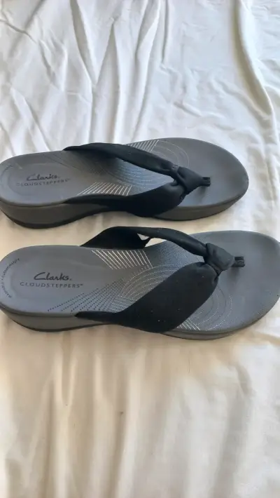 Sandalias Clarks Cloudsteppers negras cómodas - miniatura 1