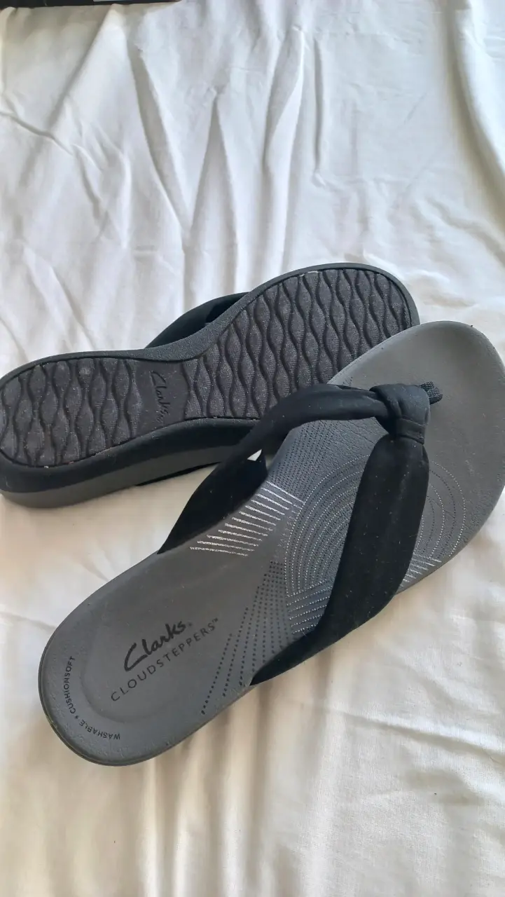 Sandalias Clarks Cloudsteppers negras cómodas - 2
