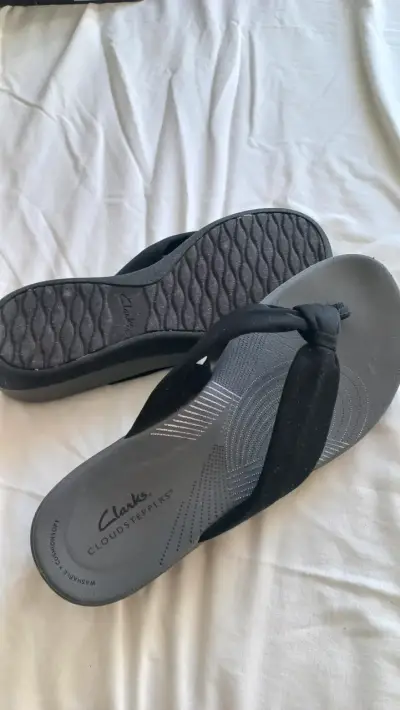 Sandalias Clarks Cloudsteppers negras cómodas - miniatura 2