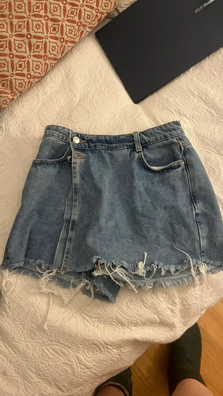 Shorts de mezclilla con flecos para mujer - 1