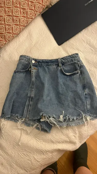 Shorts de mezclilla con flecos para mujer - miniatura 1