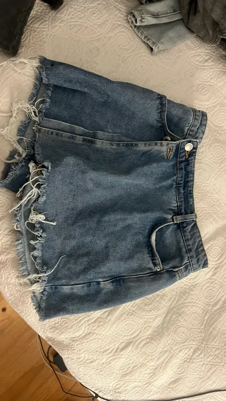 Shorts de mezclilla con flecos para mujer - 2