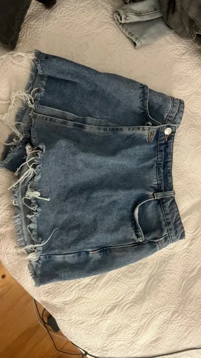 Shorts de mezclilla con flecos para mujer - miniatura 2