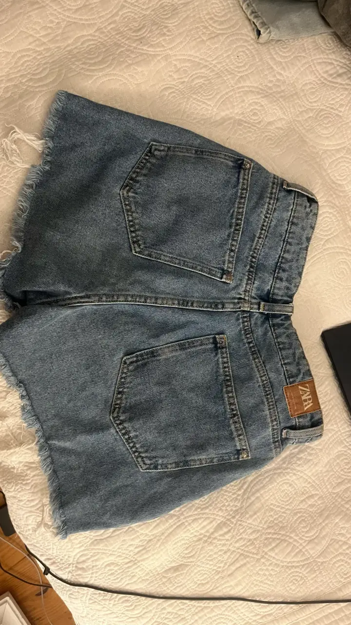 Shorts de mezclilla con flecos para mujer - 3