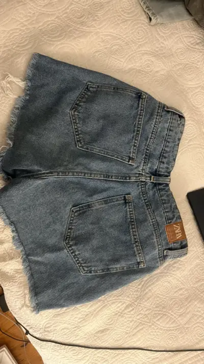 Shorts de mezclilla con flecos para mujer - miniatura 3