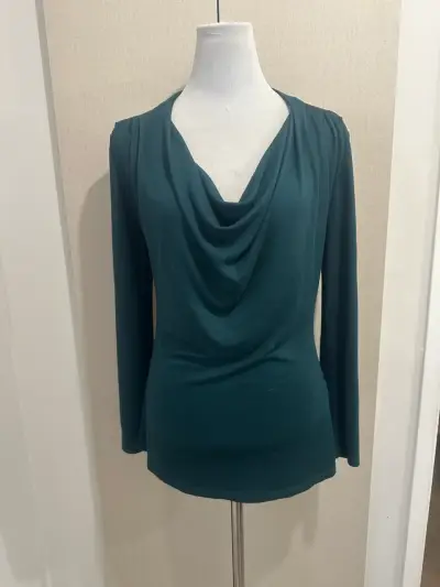 Polera Verde oscuro Escote Drapeado Y Detalles - miniatura 1