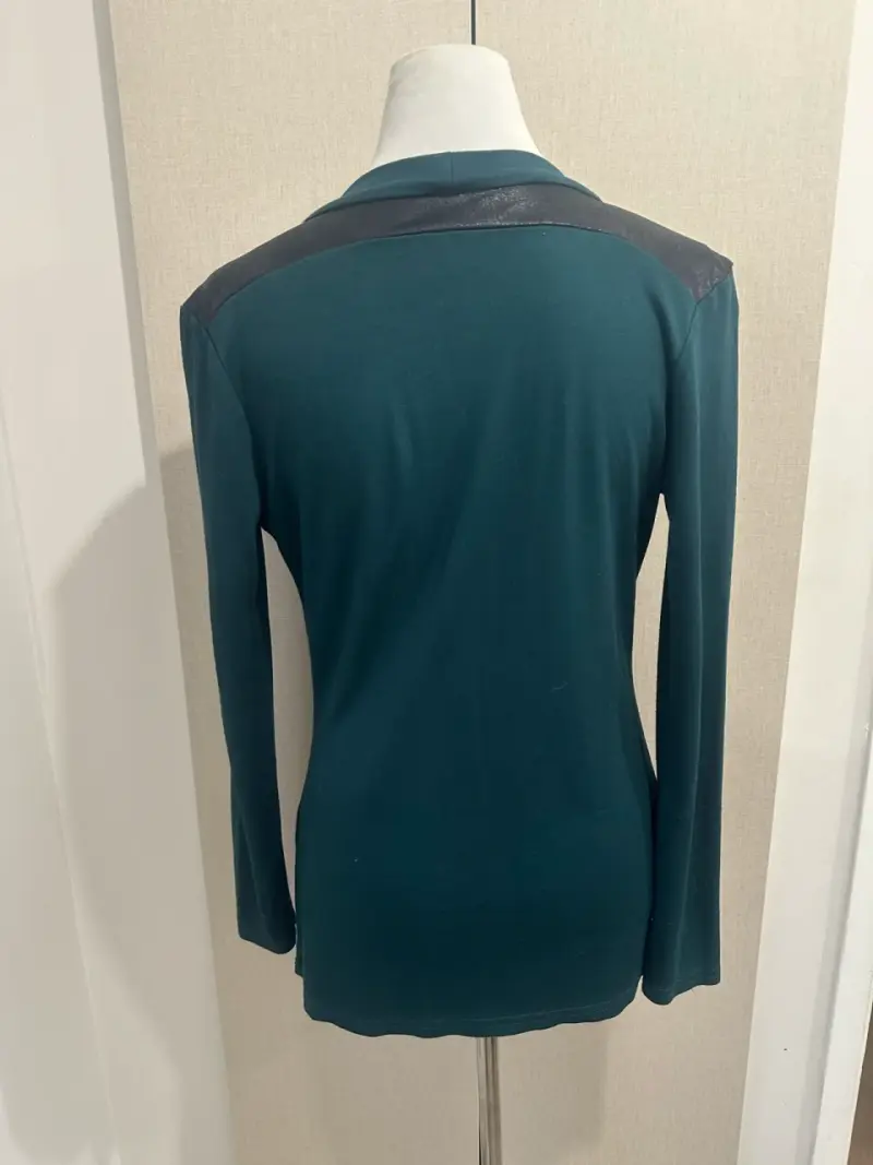 Polera Verde oscuro Escote Drapeado Y Detalles - 2