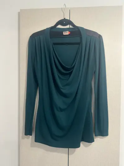 Polera Verde oscuro Escote Drapeado Y Detalles - miniatura 3