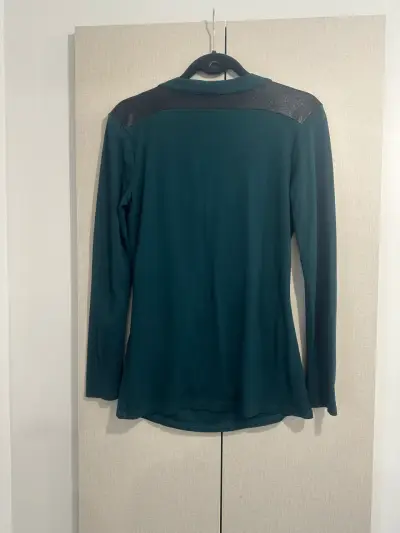 Polera Verde oscuro Escote Drapeado Y Detalles - miniatura 4
