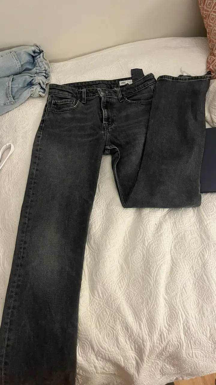 Jeans negros de mezclilla Zara en buen estado