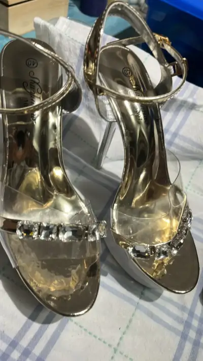 Sandalias de tacón transparente con pedrería - miniatura 1