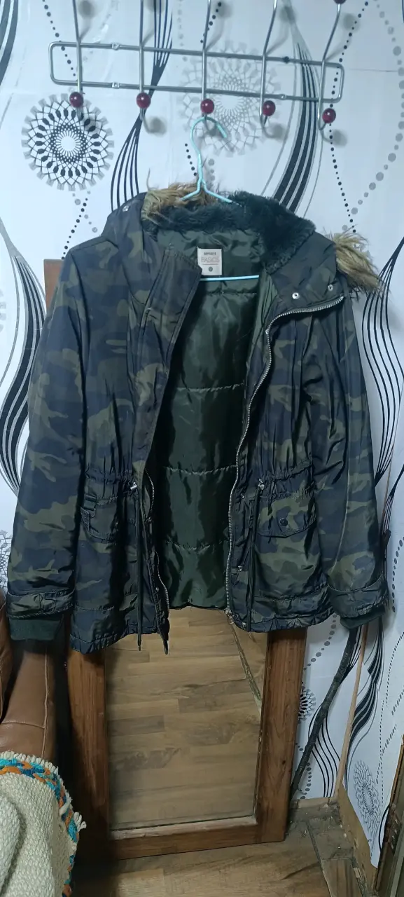 Parka camuflada con capucha de piel sintética - 1