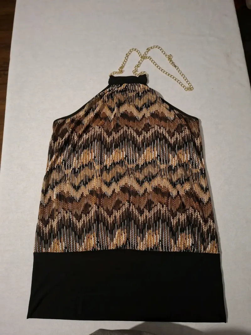 Polera halter estampado con cadena dorada