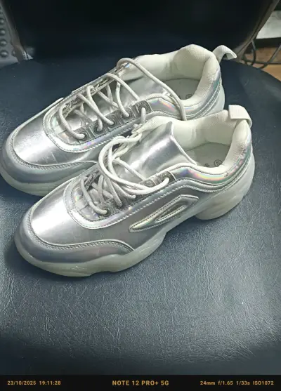 Zapatillas deportivas plateadas holográficas - miniatura 1