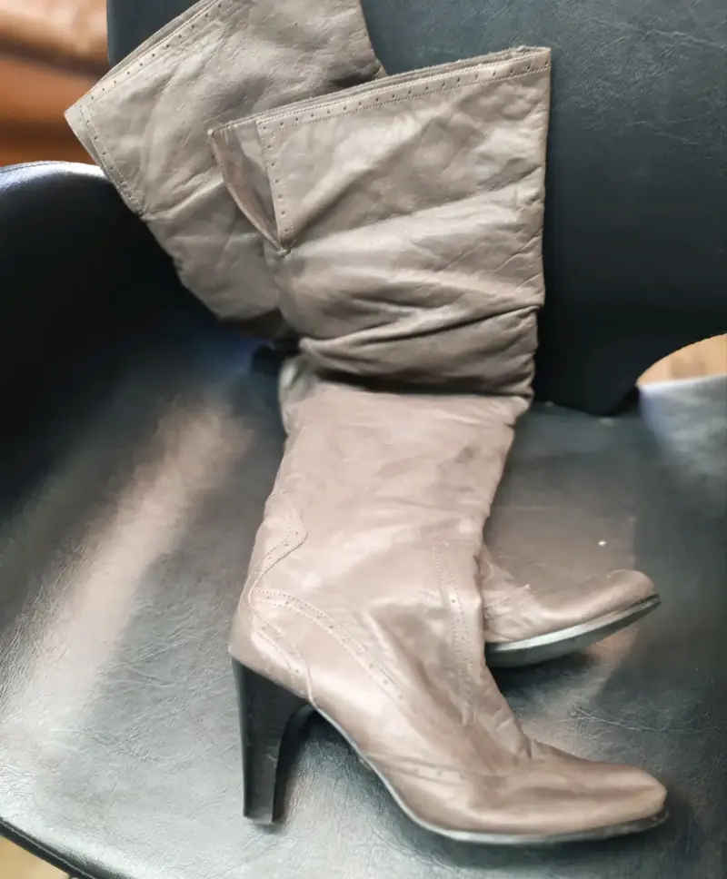Botas de cuero gris con tacón alto - 1