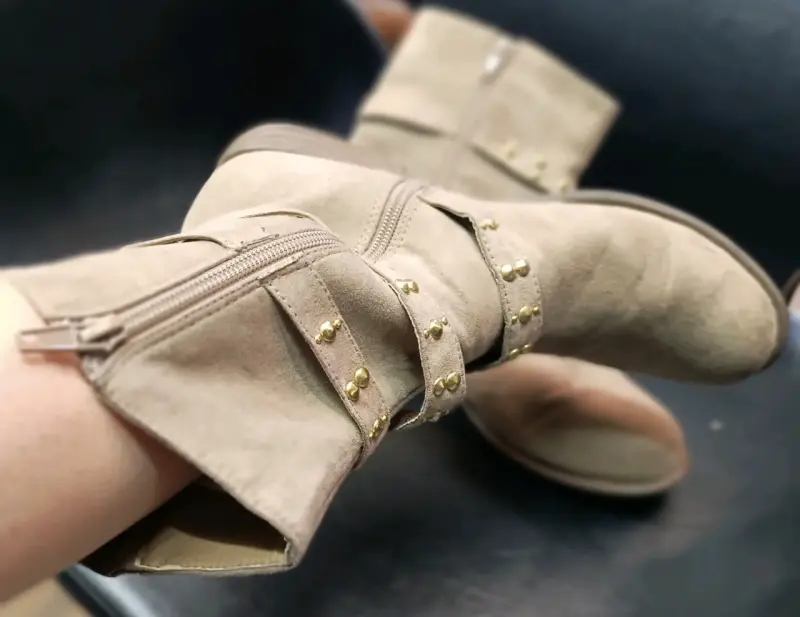 Botines de gamuza beige con tachas doradas - 1