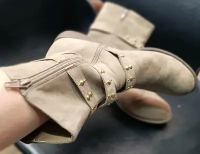Botines de gamuza beige con tachas doradas - miniatura 1
