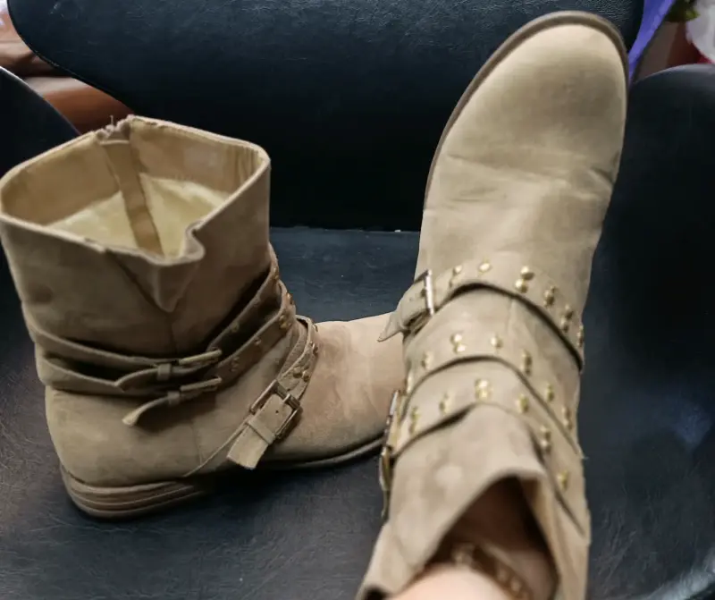 Botines de gamuza beige con tachas doradas - 2