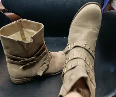 Botines de gamuza beige con tachas doradas - miniatura 2