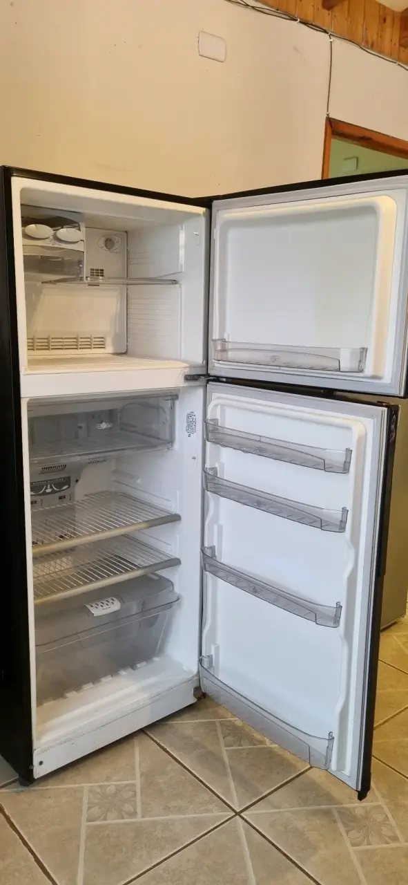 Refrigerador Fensa negro en excelente estado - 6