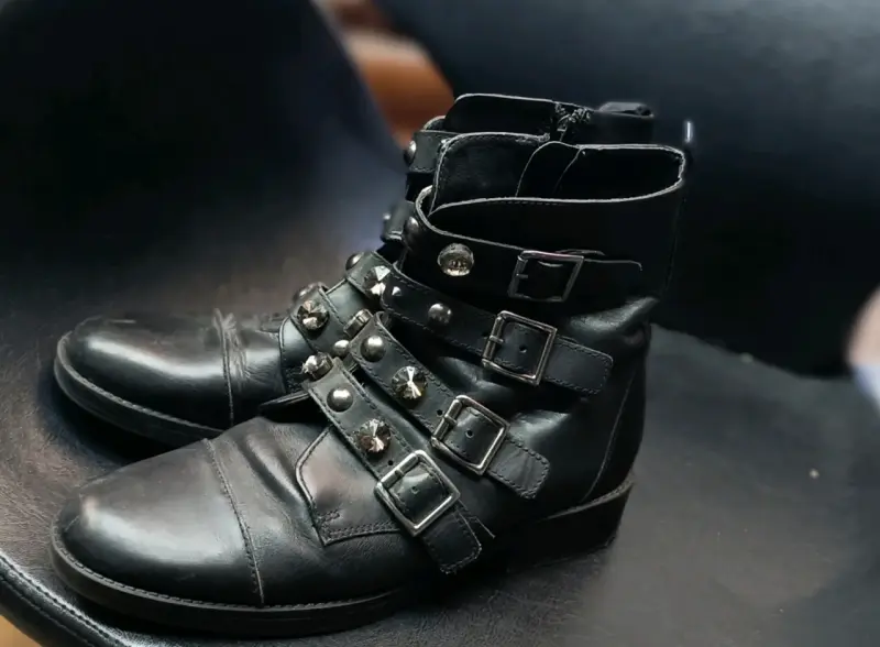 Botines de cuero negro con hebillas y tachuelas