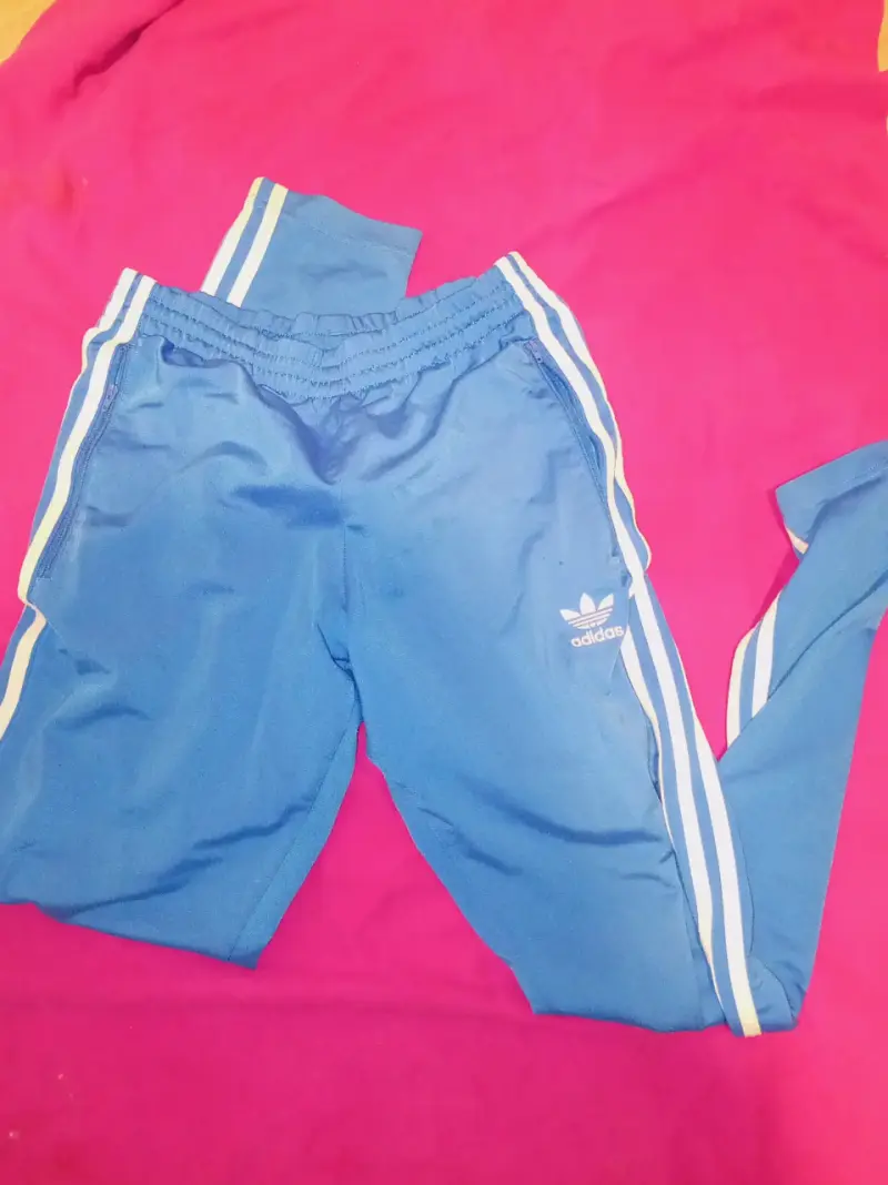 Pantalones deportivos azules Adidas con rayas - 1
