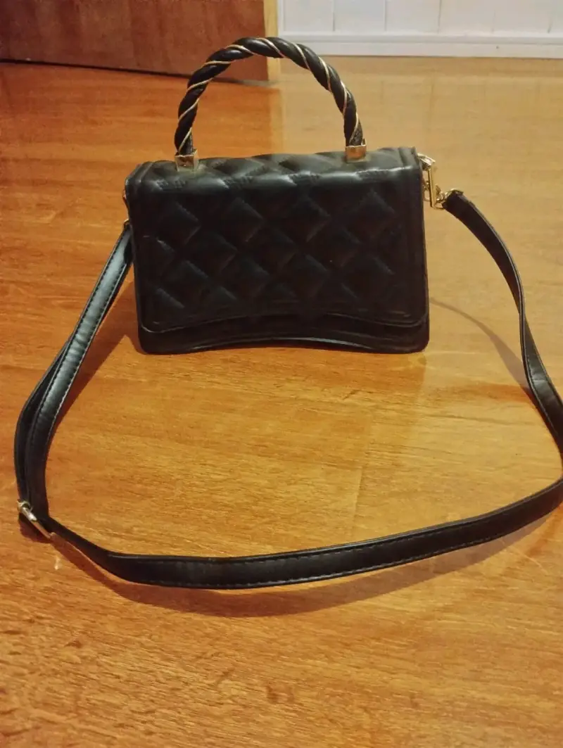 Elegante cartera negra con correa ajustable