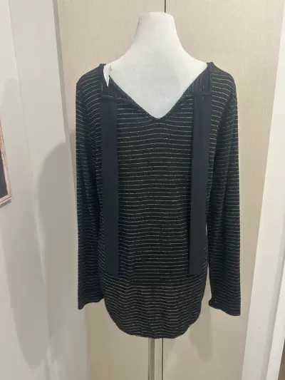 Polera Negra Rayas Brillante con lazo espalda - miniatura 3