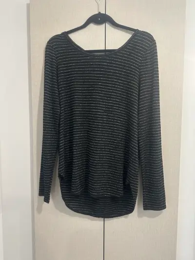 Polera Negra Rayas Brillante con lazo espalda - miniatura 4