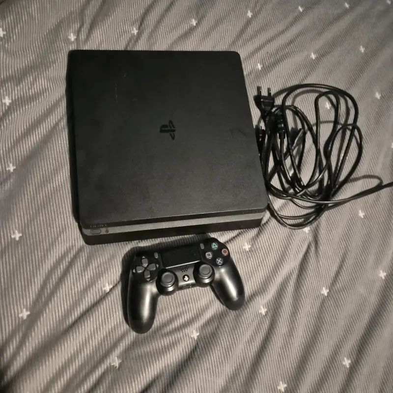 Consola PlayStation 4 con control y cables - 1