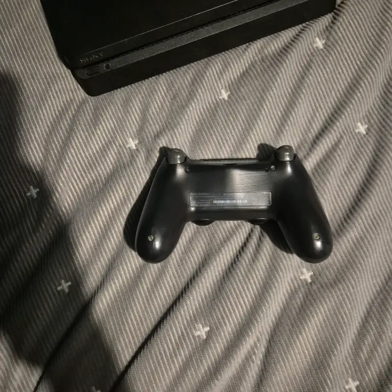 Consola PlayStation 4 con control y cables - 2