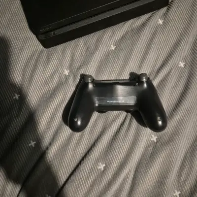 Consola PlayStation 4 con control y cables - miniatura 2