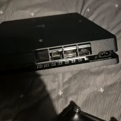 Consola PlayStation 4 con control y cables - miniatura 3