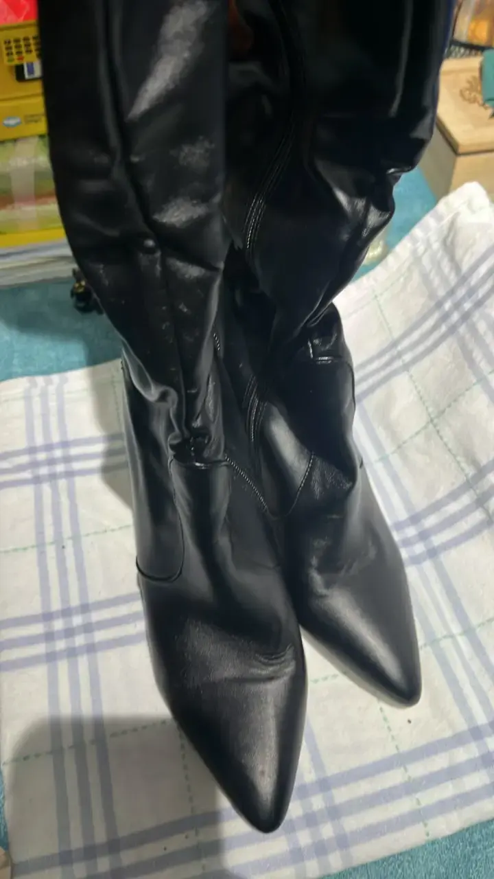 Botas negras de cuero con tacón alto - 1