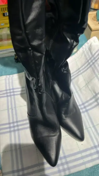 Botas negras de cuero con tacón alto - miniatura 1