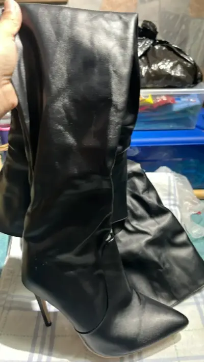 Botas negras de cuero con tacón alto - miniatura 2