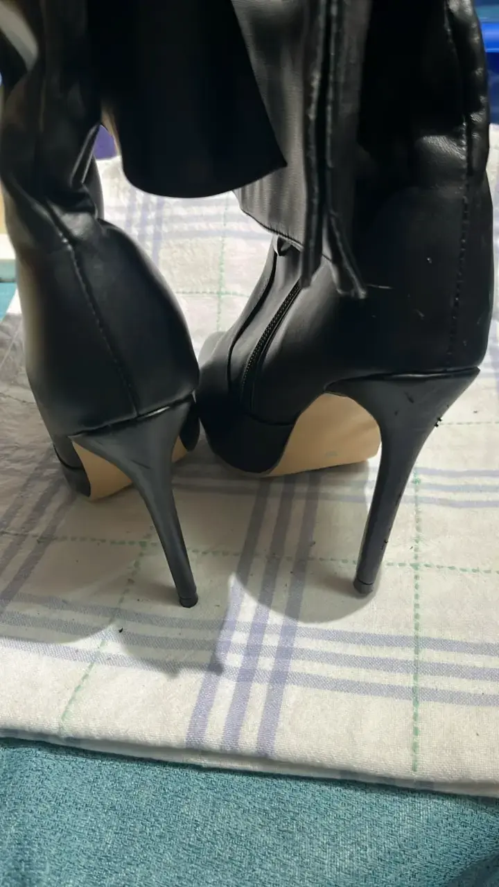 Botas negras de cuero con tacón alto - 4