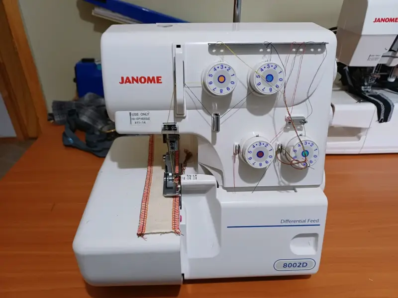 Máquina Overlock Janome 8002D - 1