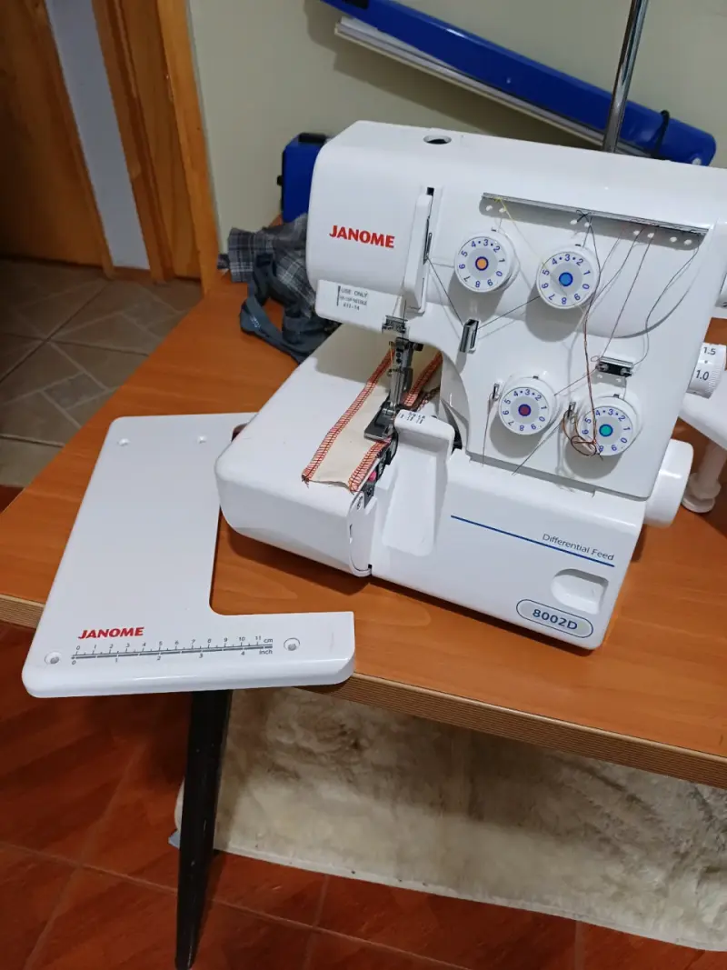 Máquina Overlock Janome 8002D - 2