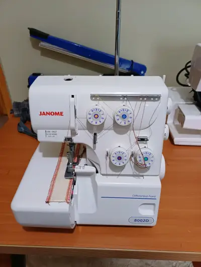 Máquina Overlock Janome 8002D - miniatura 3