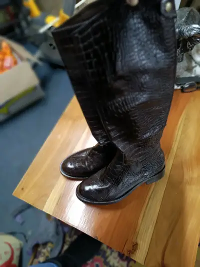 Botas de cuero marrón estilo cocodrilo - miniatura 1