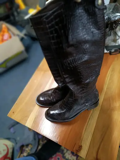 Botas de cuero marrón estilo cocodrilo - miniatura 5