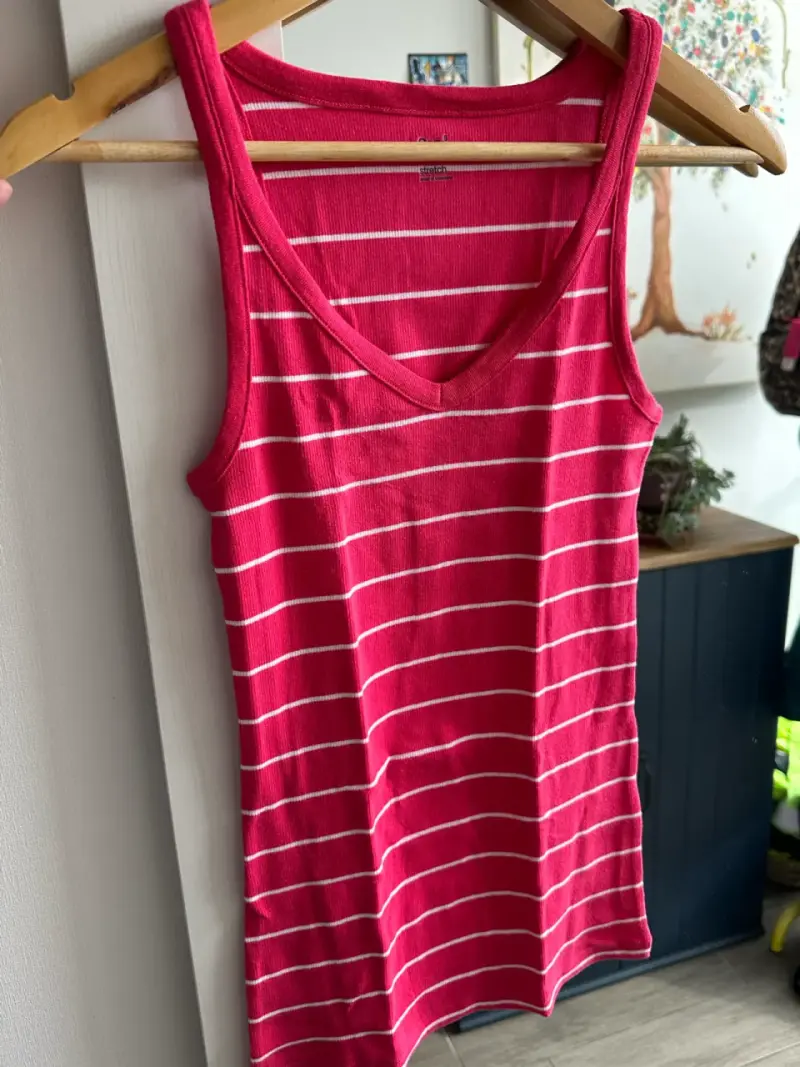 Polera sin mangas rayada roja para mujer - 1