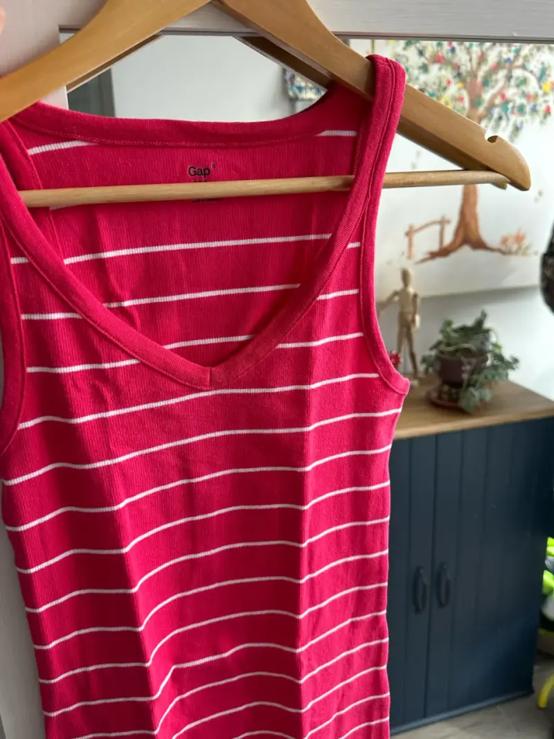 Polera sin mangas rayada roja para mujer - 2