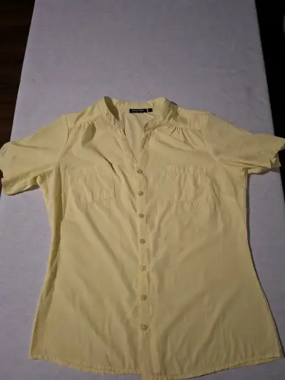 Blusa amarilla de manga corta para mujer - miniatura 1
