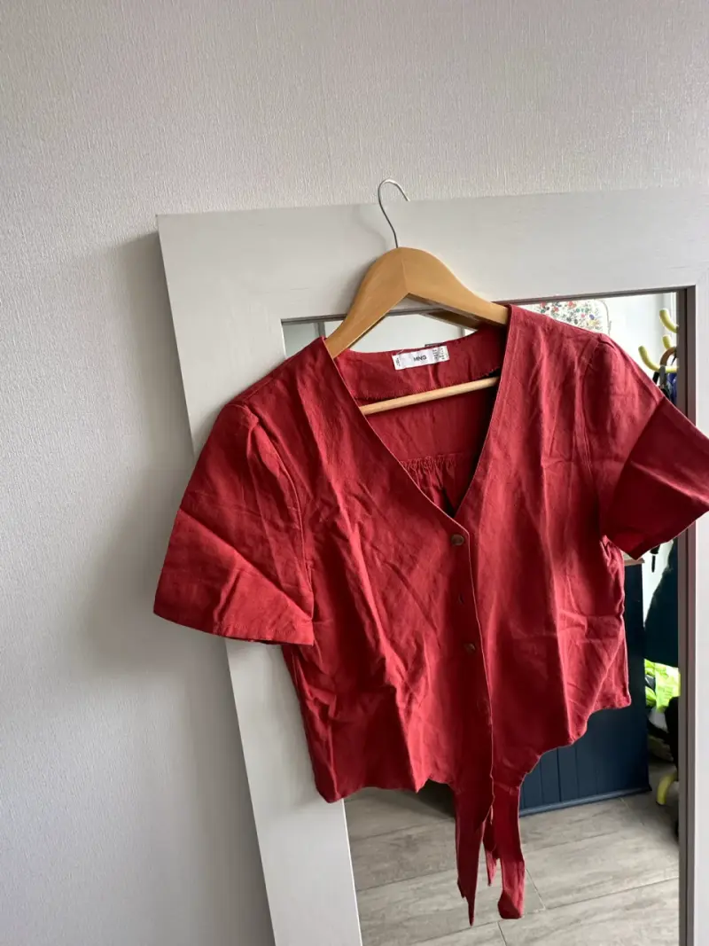 Blusa roja de lino con botones - 1