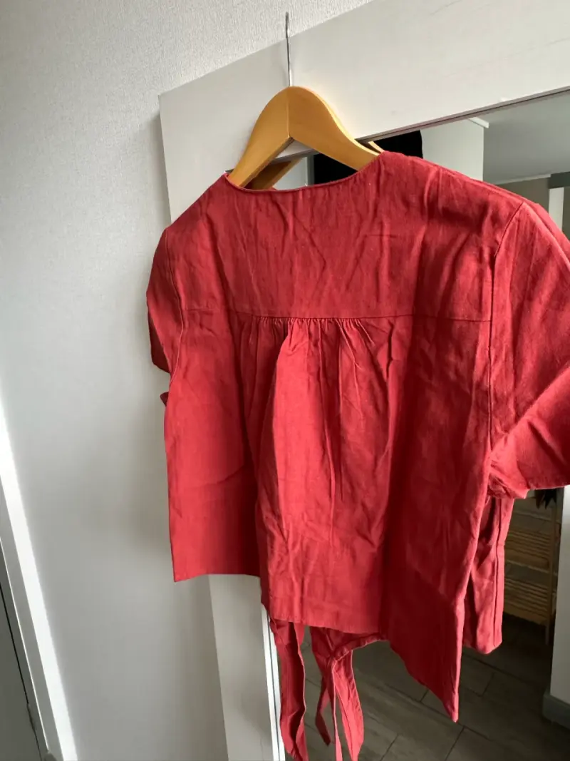 Blusa roja de lino con botones - 3
