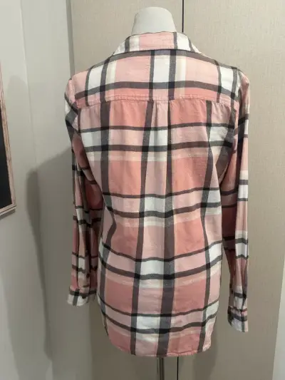 Camisa de franela a cuadros rosada para mujer - miniatura 3