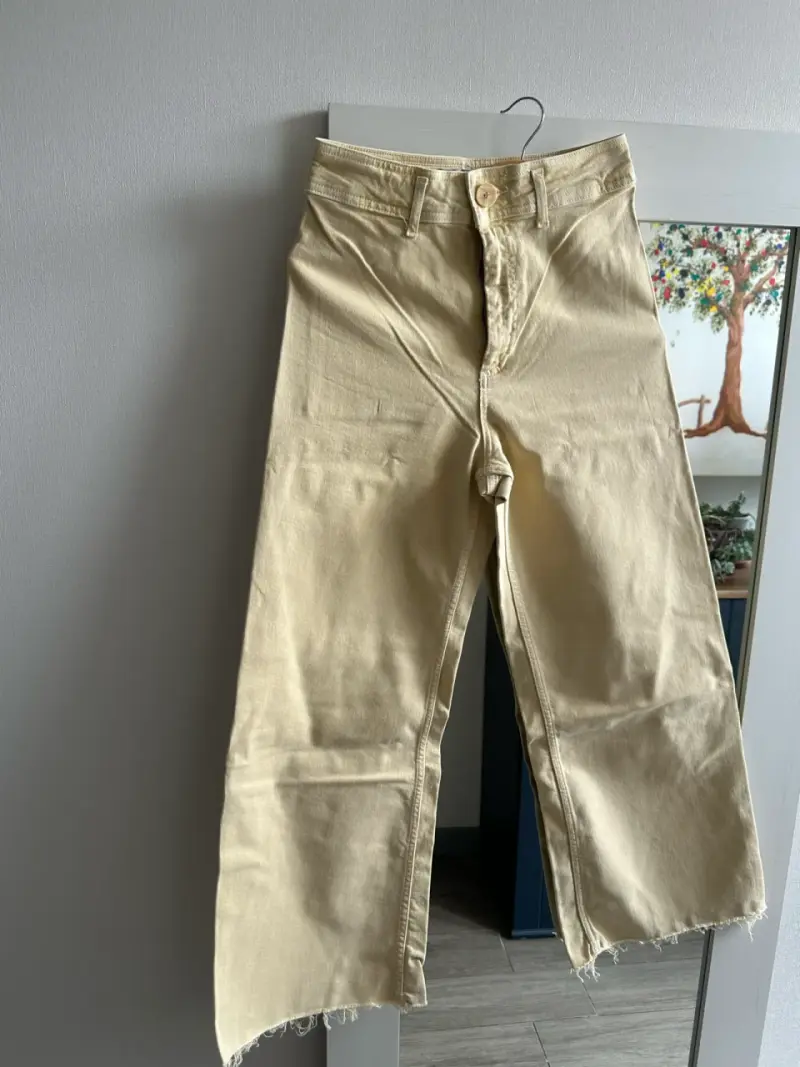 Pantalones beige de mezclilla con corte recto - 1